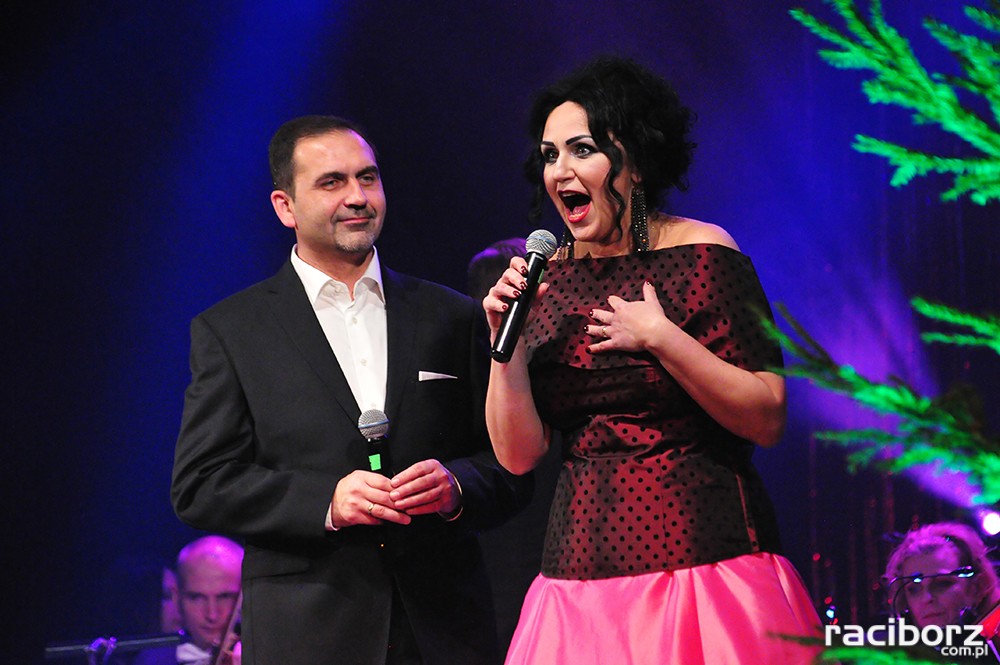 soliści operetkowi Olivia Ohl-Szulik i Ireneusz Miczka podczas koncertu, w strojach galowych.