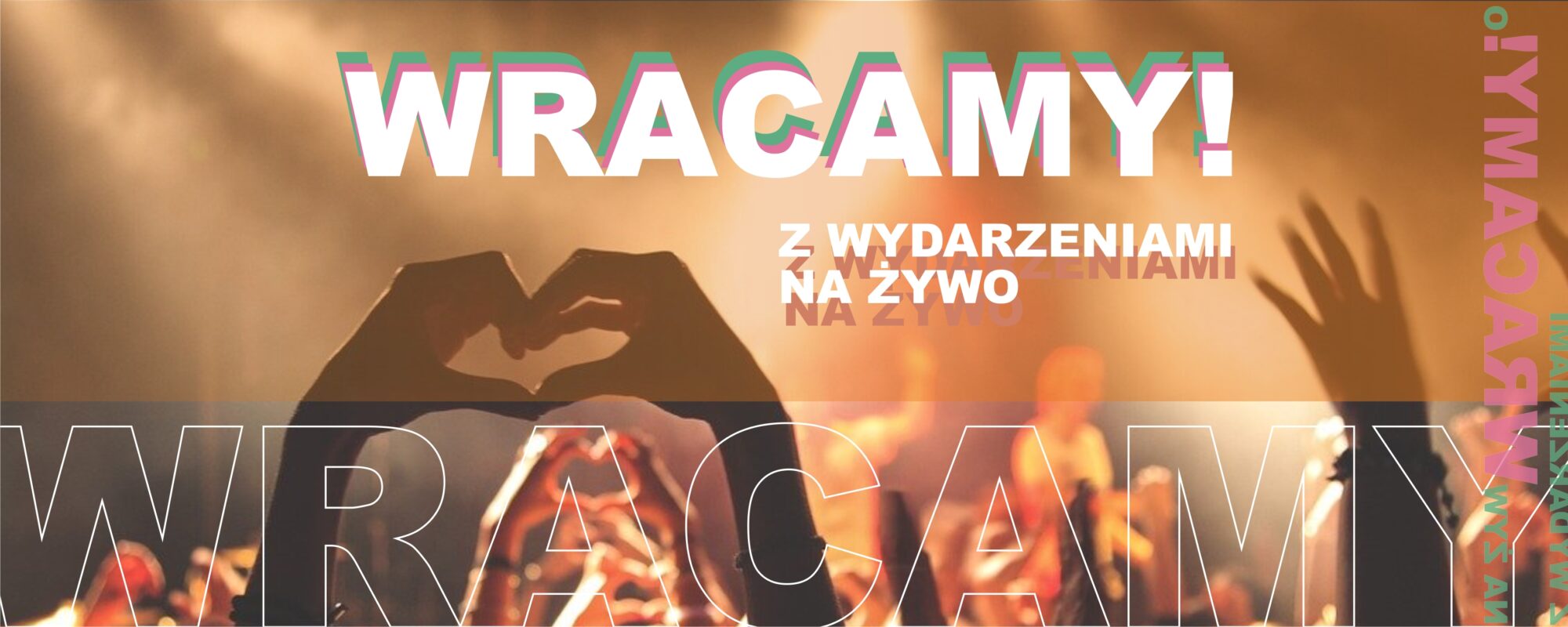 Ludzie na koncercie. Uniesione dłonie. Napis wracamy z koncertami LIVE